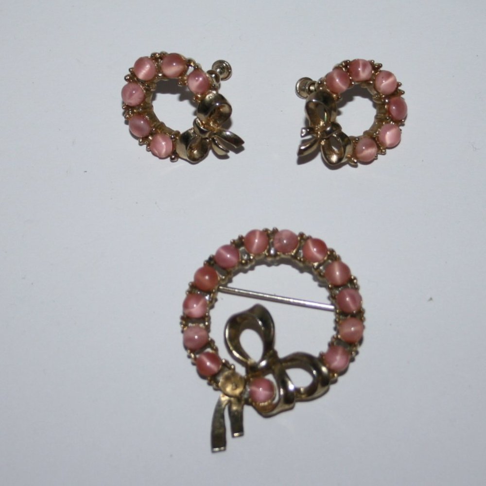 Vintage gold and pink brooch and screw on earrings